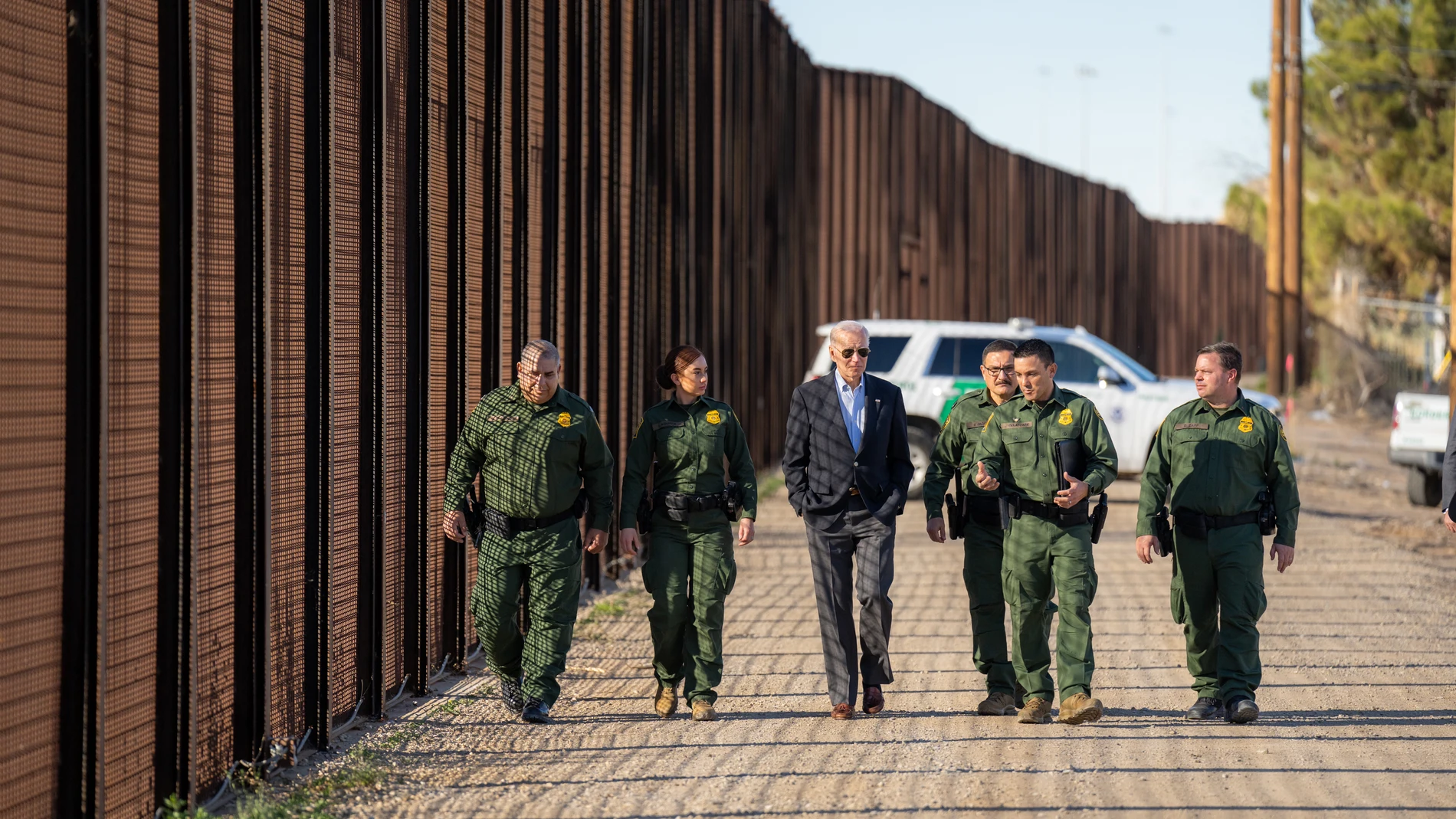 Biden con agentes de Aduanas y Protección Fronteriza junto al muro que divide a EE.UU. de México
