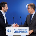 El presidente del Partido Popular Alberto Nuñez Feijóo, acompañado de Borja Sémper, durante la rueda de prensa este lunes en la sede de Génova en Madrid.
