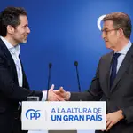 El presidente del Partido Popular Alberto Nuñez Feijóo, acompañado de Borja Sémper, durante la rueda de prensa este lunes en la sede de Génova en Madrid.