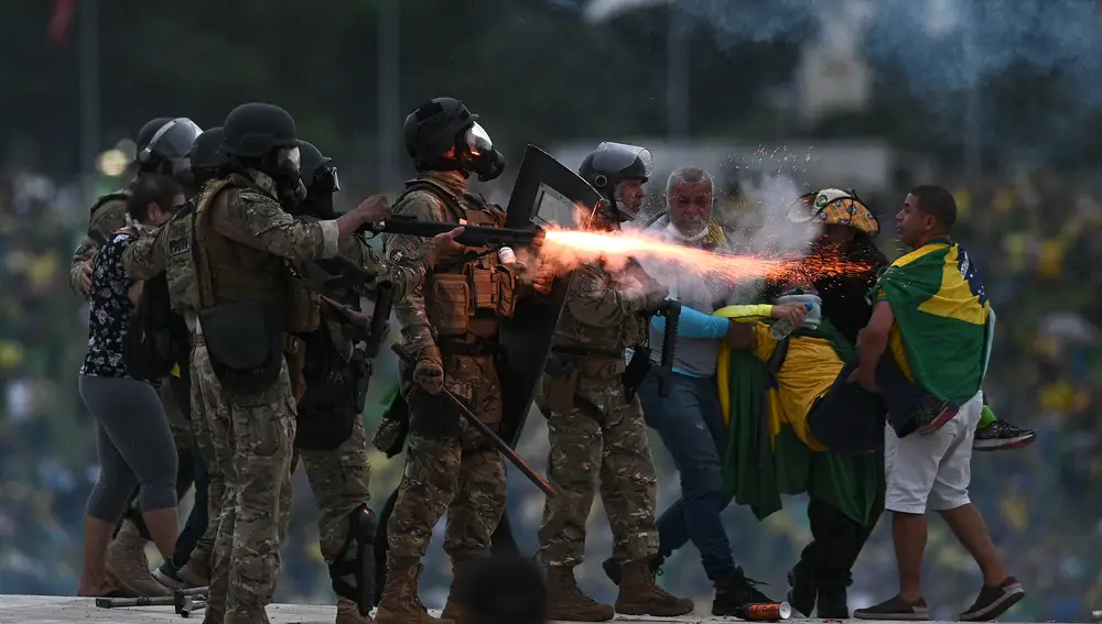 Policías enfrentan a seguidores del expresidente brasileño Jair Bolsonaro que invadieron el domingo, el Palacio de Planalto, sede del Ejecutivo, y la Corte Suprema, | Fuente: EFE/ Andre Borges