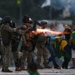 Policías enfrentan a seguidores del expresidente brasileño Jair Bolsonaro que invadieron el domingo, el Palacio de Planalto, sede del Ejecutivo, y la Corte Suprema, | Fuente: EFE/ Andre Borges