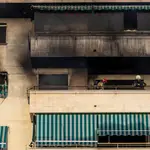 Dos bomberos revisan el estado de la vivienda en el que dos personas han fallecido este lunes en la localidad malagueña de Fuengirola