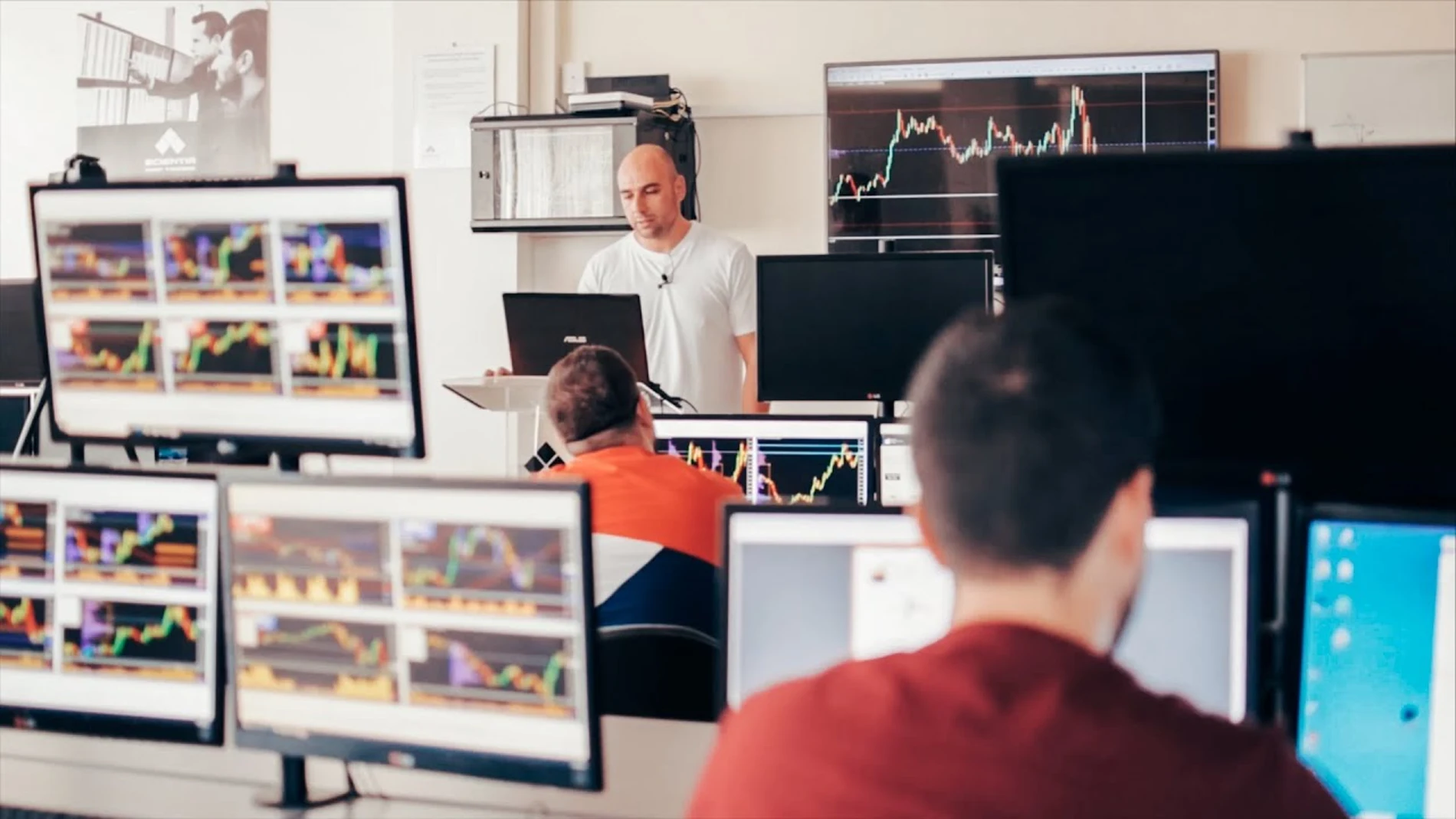 Los orígenes del blockchain está en las monedas virtuales y están usándolo, por ejemplo, en el Instituto de Inversiones Bursátiles y Trading (IBT), de propiedad española, siendo un centro de formación innovador en tales disciplinas
