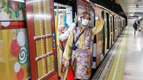 Los pajes de Sus Majestades los Reyes Magos de Oriente en el Tren de la Navidad que circula por la línea 6 de Metro en Madrid