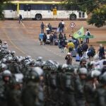Agentes de policía toman posiciones mientras los partidarios del ex presidente de Brasil Jair Bolsonaro abandonan un campamento frente a la sede del Ejército en Brasilia
