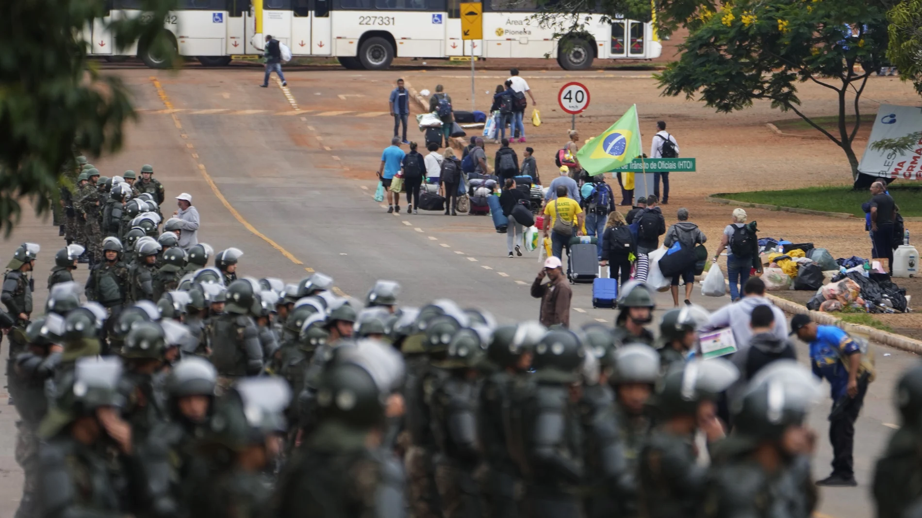 Agentes de policía toman posiciones mientras los partidarios del ex presidente de Brasil Jair Bolsonaro abandonan un campamento frente a la sede del Ejército en Brasilia
