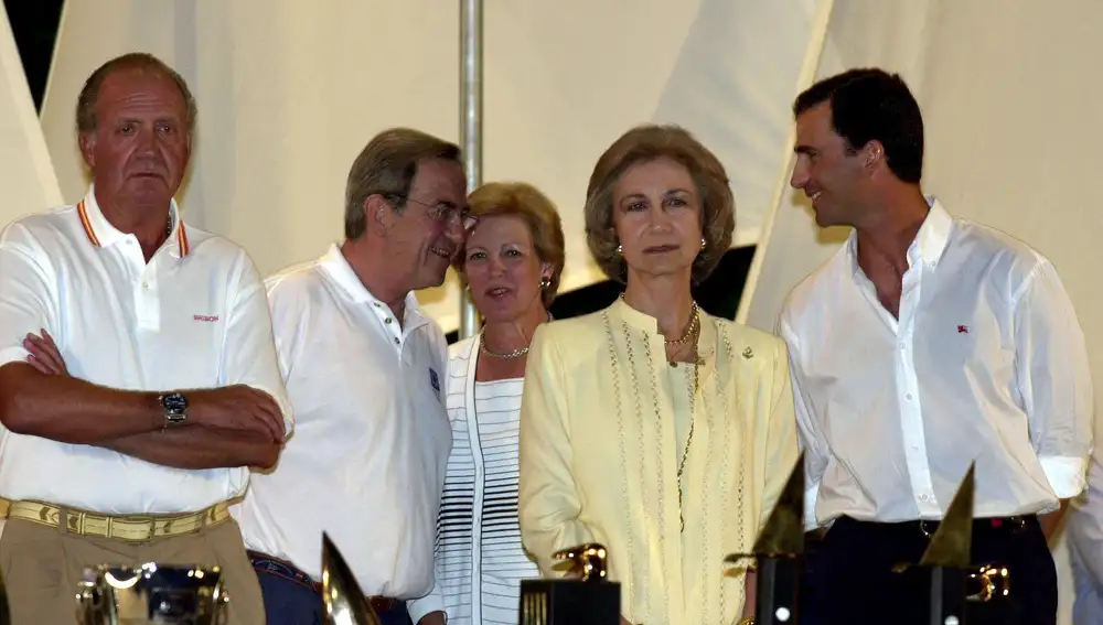 El Rey Juan Carlos, la Reina Sofía y el Príncipe Felipe