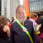 Manifestantes a favor del presidente Lula marchan en Sao Paulo tras el asalto a los tres poderes públicos de este domingo 8 de enero