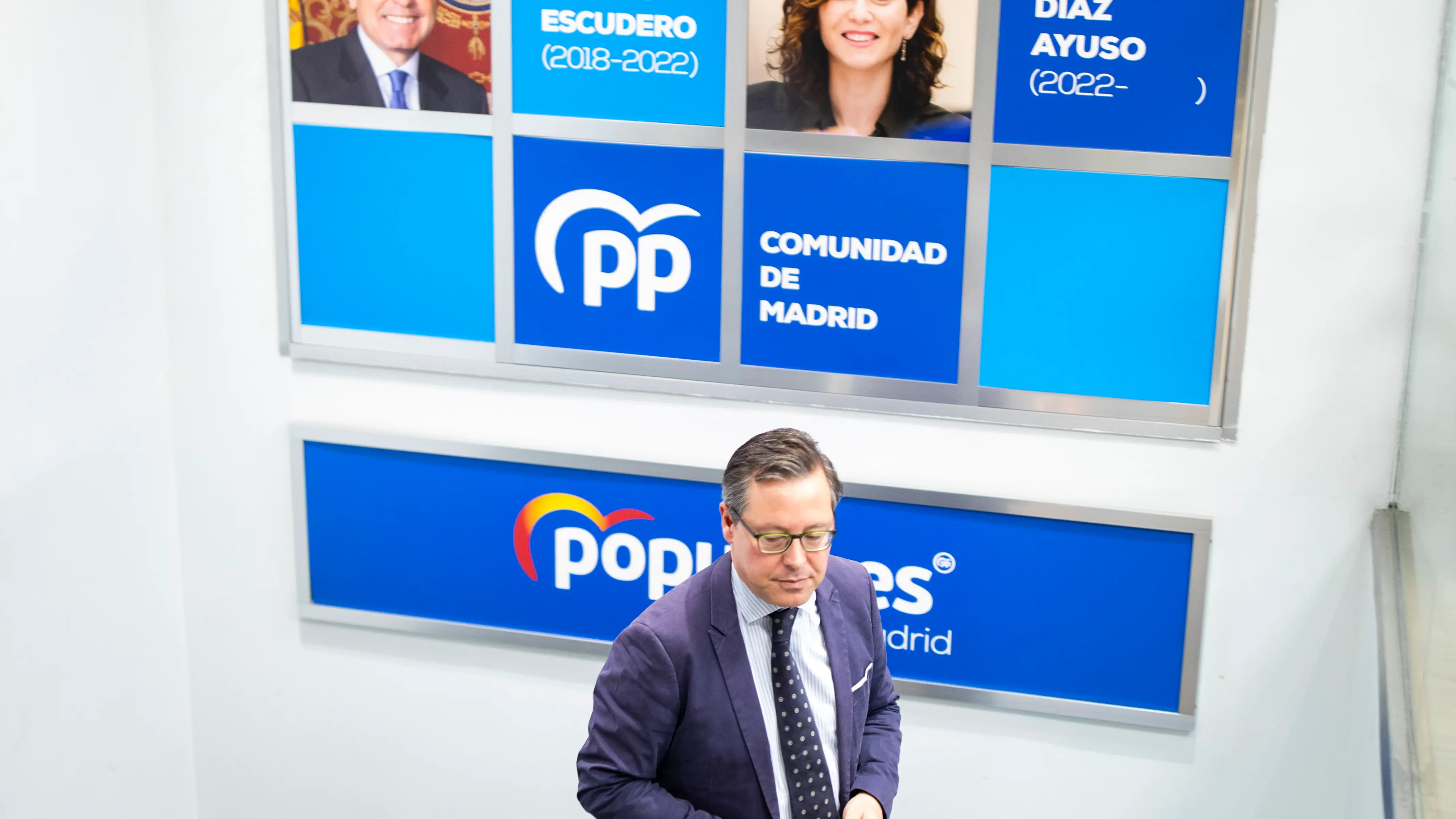 Alfonso Serrano en la sede del PP