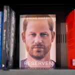Copias de las memorias del príncipe Harry en las estanterías de una librería de Dinamarca