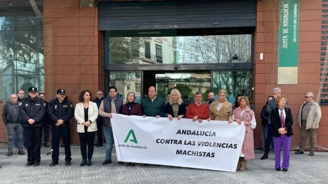 La delegada de la Junta de Andalucía en Cádiz, Mercedes Colombo, en el minuto de silencio celebrado en su Delegación para condenar el asesinato por violencia de género de El Puerto de Santa María (Cádiz)