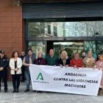 La delegada de la Junta de Andalucía en Cádiz, Mercedes Colombo, en el minuto de silencio celebrado en su Delegación para condenar el asesinato por violencia de género de El Puerto de Santa María (Cádiz)