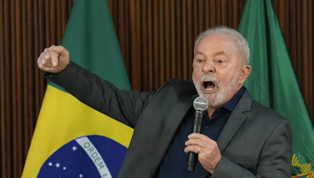 El presidente de Brasil, Luiz Inácio Lula da Silva, habla durante una reunión con gobernadores y líderes del Tribunal Supremo y el Congreso Nacional, en defensa de la democracia este lunes