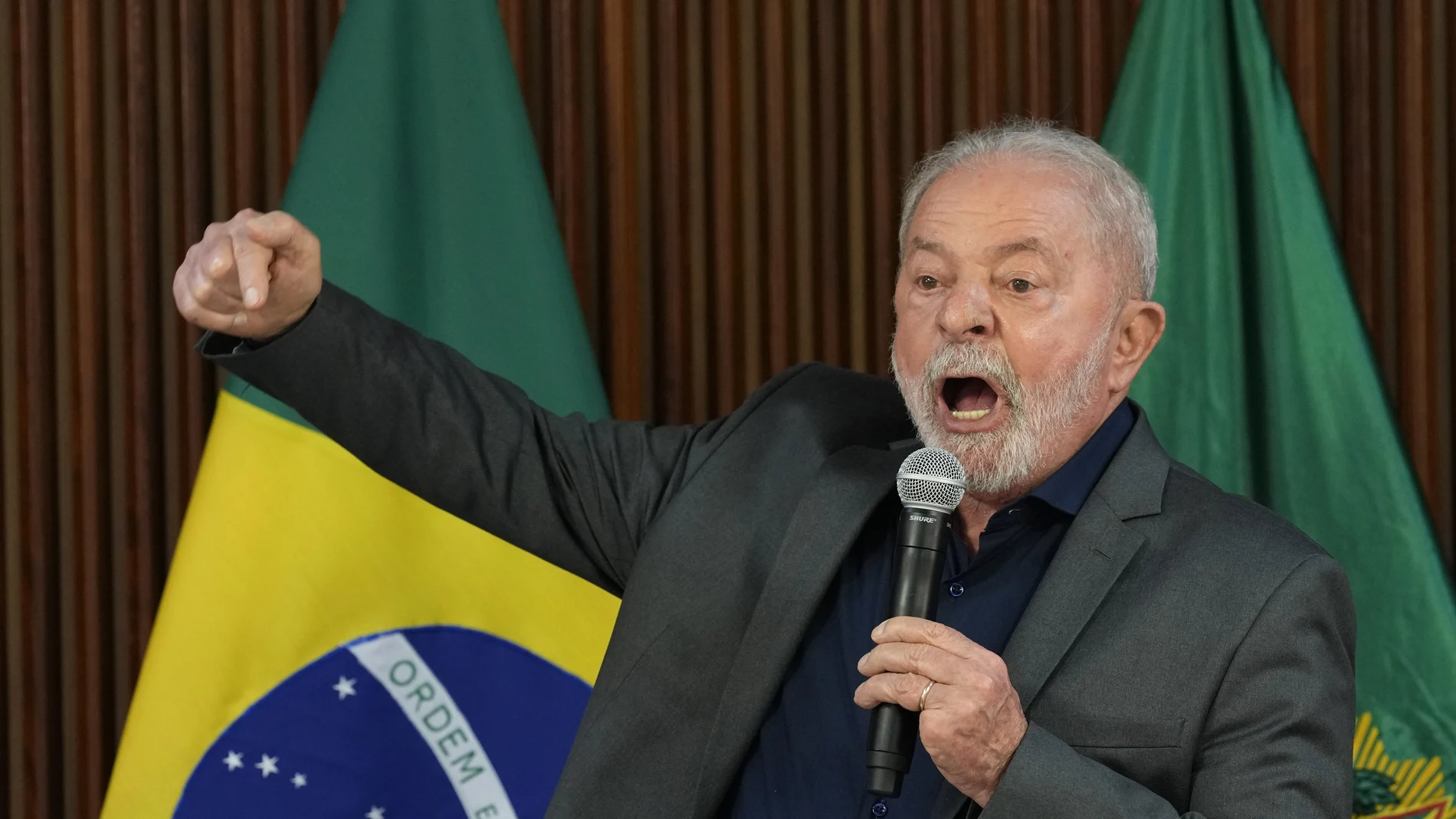 El presidente de Brasil, Luiz Inácio Lula da Silva, habla durante una reunión con gobernadores y líderes del Tribunal Supremo y el Congreso Nacional, en defensa de la democracia este lunes
