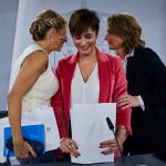 Las ministras de Trabajo Yolanda Díaz, Política Territorial Isabel Rodríguez y Transición Ecológica Teresa Ribera ofrecen la rueda de prensa posterior al Consejo de Ministros en el Palacio de la Moncloa en Madrid, este martes