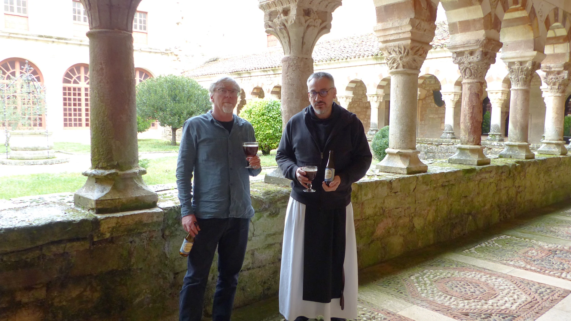 Fray José Luis Galiana y Bob Maltman presentan la nueva cerveza del monasterio