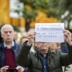 Concentración a las puertas del Ayuntamiento de El Puerto de Santa María (Cádiz) en repulsa por el asesinato de una mujer a manos de su pareja