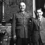 Arturito Pomar, campeón de España de ajedrez, posa con Francisco Franco en 1946