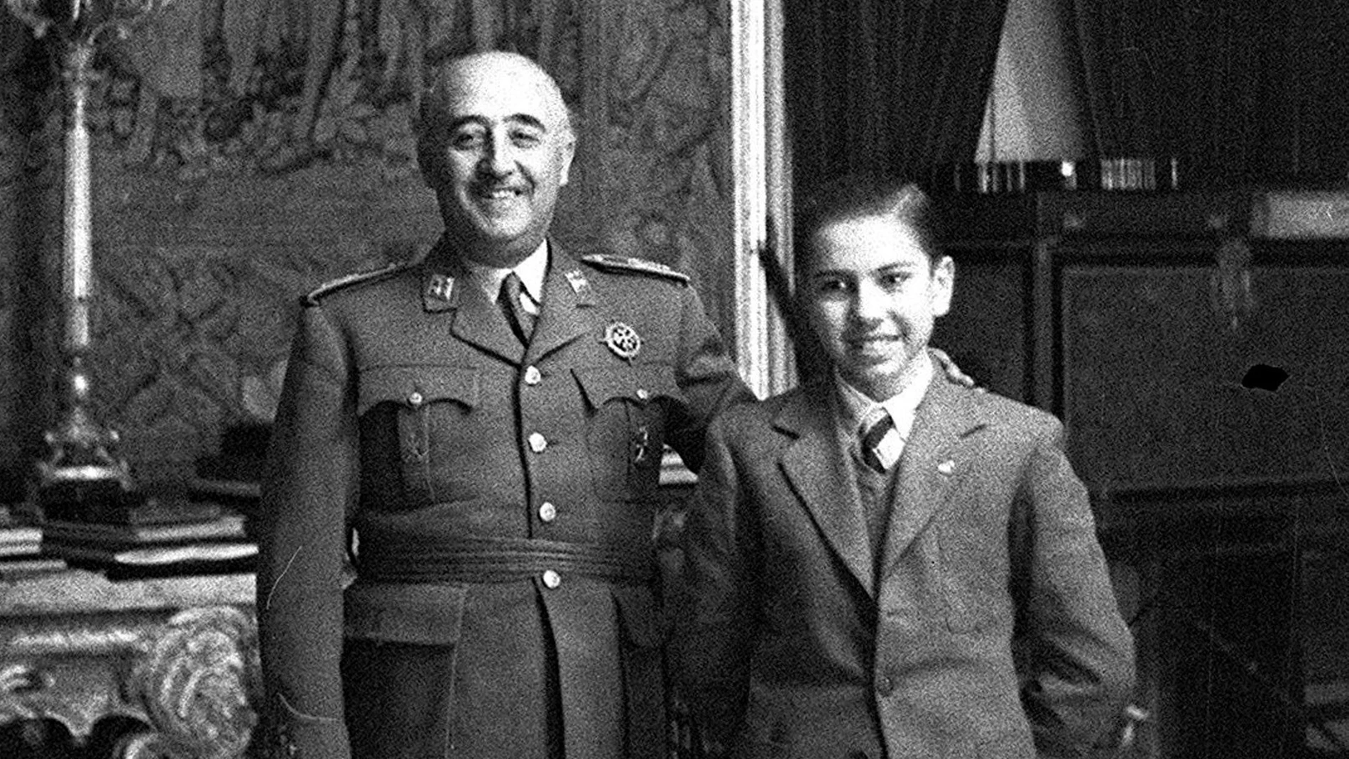 Arturito Pomar, campeón de España de ajedrez, posa con Francisco Franco en 1946