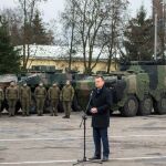 El ministro de Defensa polaco durante la presentación de la nueva división