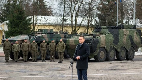 El ministro de Defensa polaco durante la presentación de la nueva división