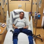 Fotografía publicada por el expresidente brasileño Jair Bolsonaro Jair M. Bolsonaro en sus redes sociales donde aparece acostado en un lecho hospitalario en la ciudad de Orlando, Florida (EE.UU.)