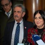 La ministra de Sanidad, Carolina Darias (d) hace declaraciones a los medios junto al jefe del Ejecutivo de Cantabria, Miguel Ángel Revilla (i), durante el acto de entrega de la Cruz Sencilla de la Orden Civil de Sanidad a la enfermera Aurora Aguilar, coordinadora de Enfermería de la Zona Básica de Salud de Liébana, este martes en el Hotel Balneario La Hermida, en la localidad cántabra de Peñarrubia.- EFE/Pedro Puente Hoyos