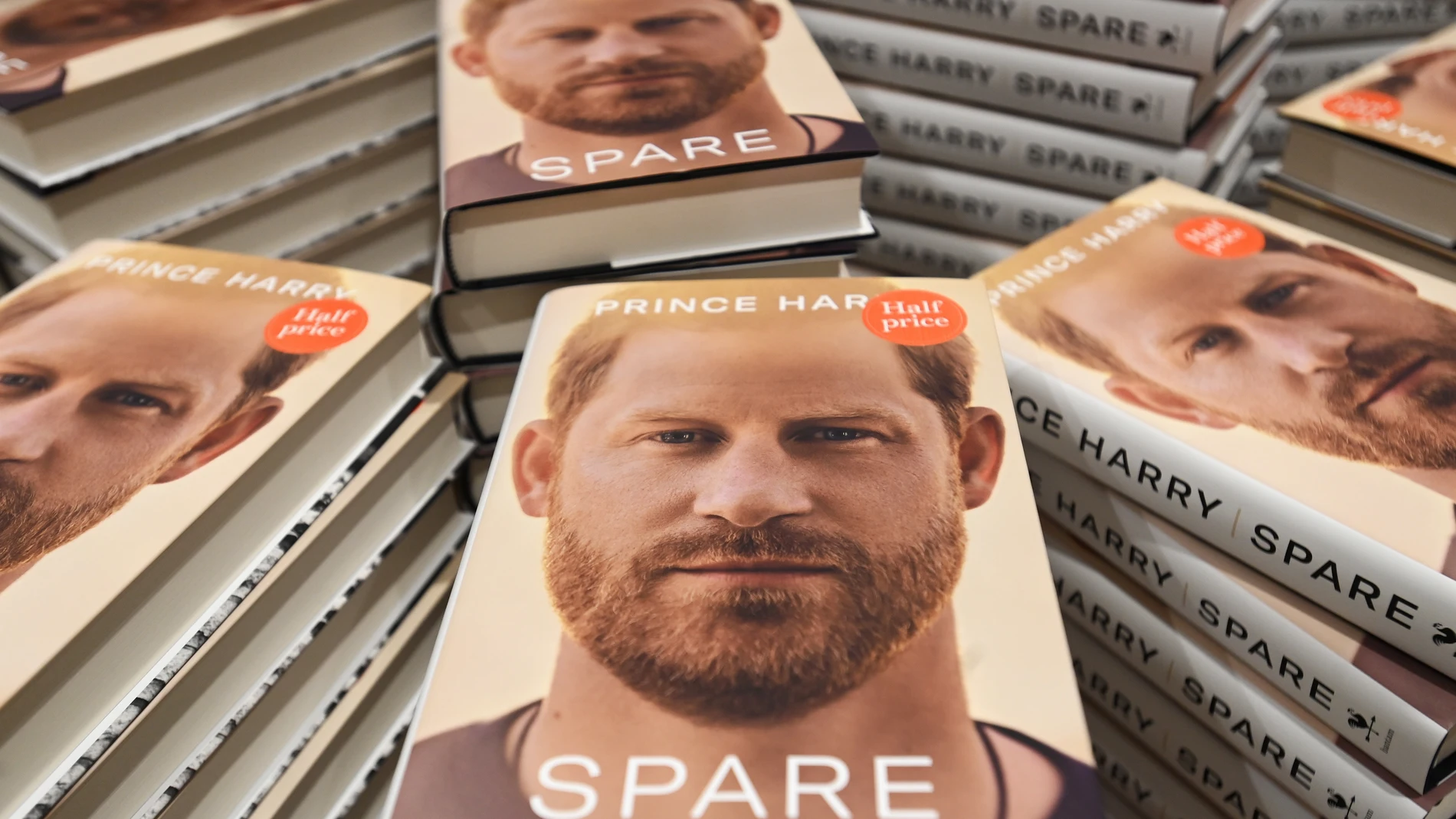 London (United Kingdom), 10/01/2023.- Prince Harry's new book 'SPARE' is displayed at a book shop in London, Britain, 10 January 2023. Prince Harry's controversial new memoir SPARE goes on sale across the UK on 10 January. (Reino Unido, Londres) EFE/EPA/ANDY RAIN
