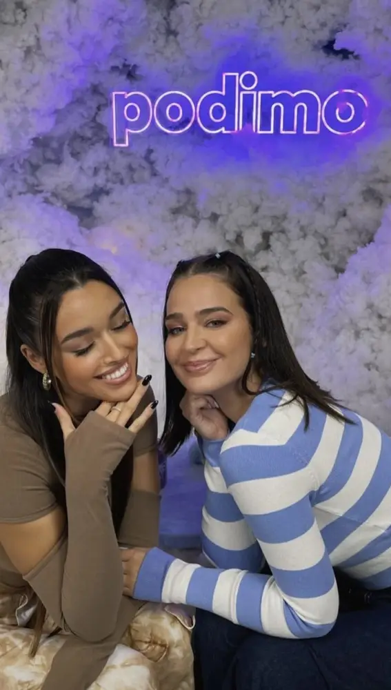 Las influencers Laura Escanes y Marta Díaz en el último episodio del podcast 'Entre el cielo y las nubes'
