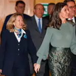  La Reina Letizia marca cintura con esta falda lápiz verde de firma española que recupera de su fondo de armario para empezar el año