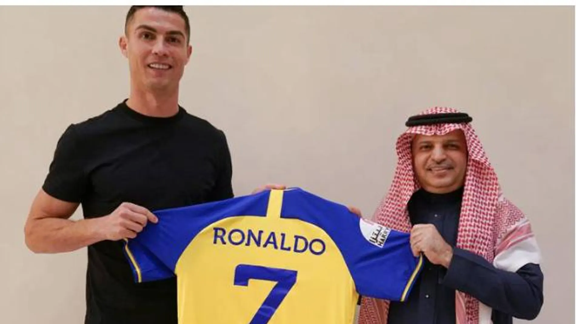 Ronaldo, en el momento de la firma por el club saudí