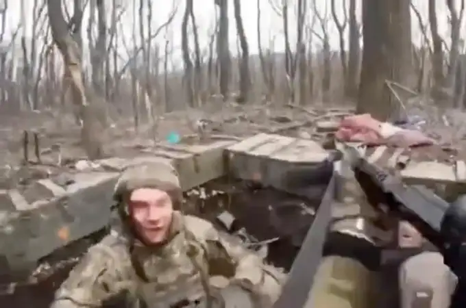 El escalofriante vídeo de tres soldados ucranianos asesinados en una trinchera por un mercenario ruso del Grupo Wagner