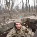 Un mercenario ruso del Grupo Wagner sorprende a tres soldados ucranianos en una trinchera en Soledar