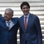 Andrés Manuel López Obrador abraza a Joe Biden y a Justin Trudeau