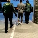 La Guardia Civil traslada a uno de los detenidos