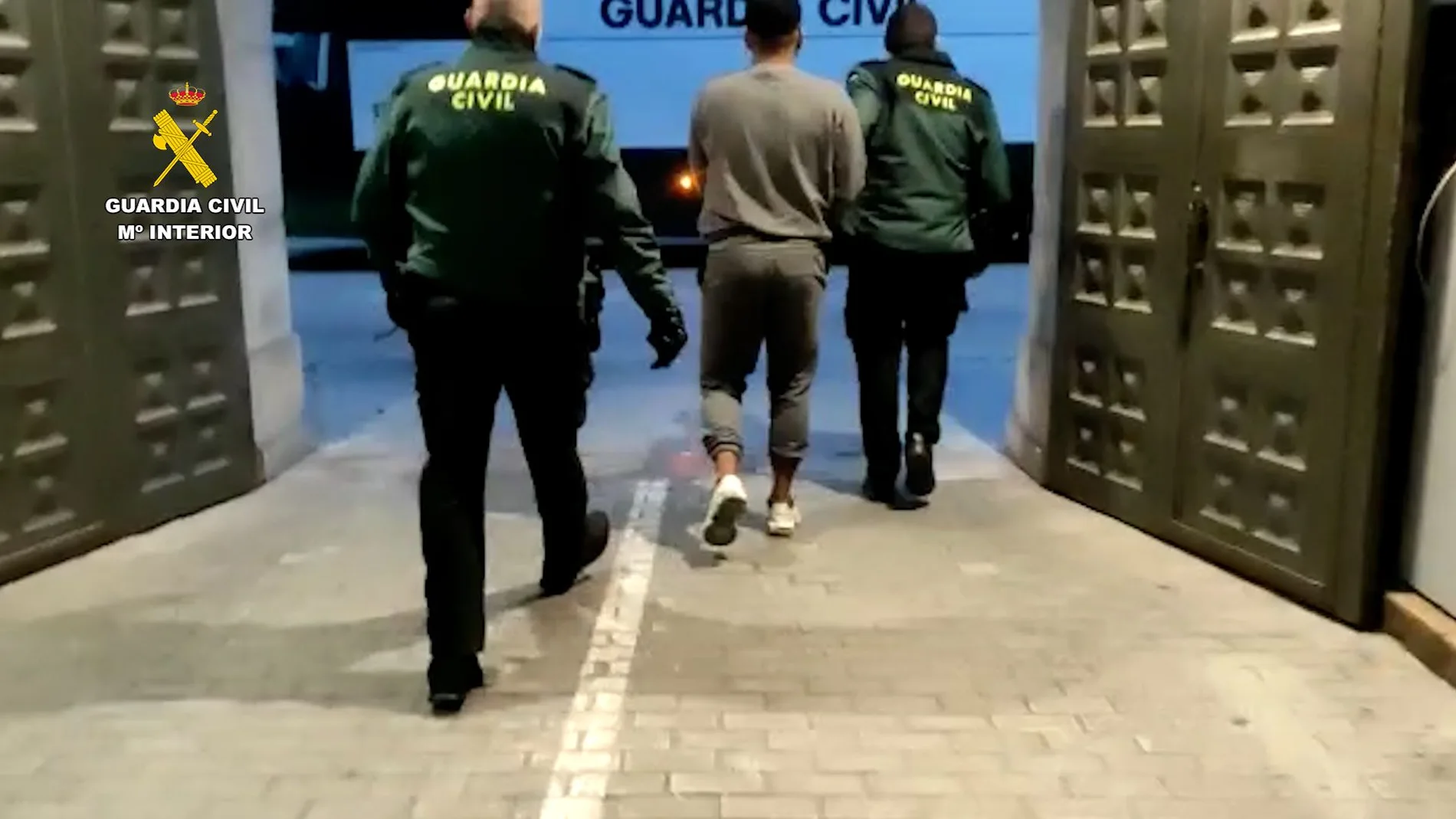 La Guardia Civil traslada a uno de los detenidos