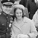 La princesa Anne-Marie de Dinamarca y Constantino de Grecia, en enero de 1963