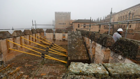 Imagen del inicio de las obras de restauración de la Torre de las Gallinas en la Ahambra