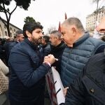 El presidente de la Región de Murcia, Fernando López Miras, saluda al presidente del Sindicato Central de Regantes del Acueducto Tajo-Segura, Lucas Jiménez, en la concentración convocada frente a la sede del Miteco en defensa del trasvase