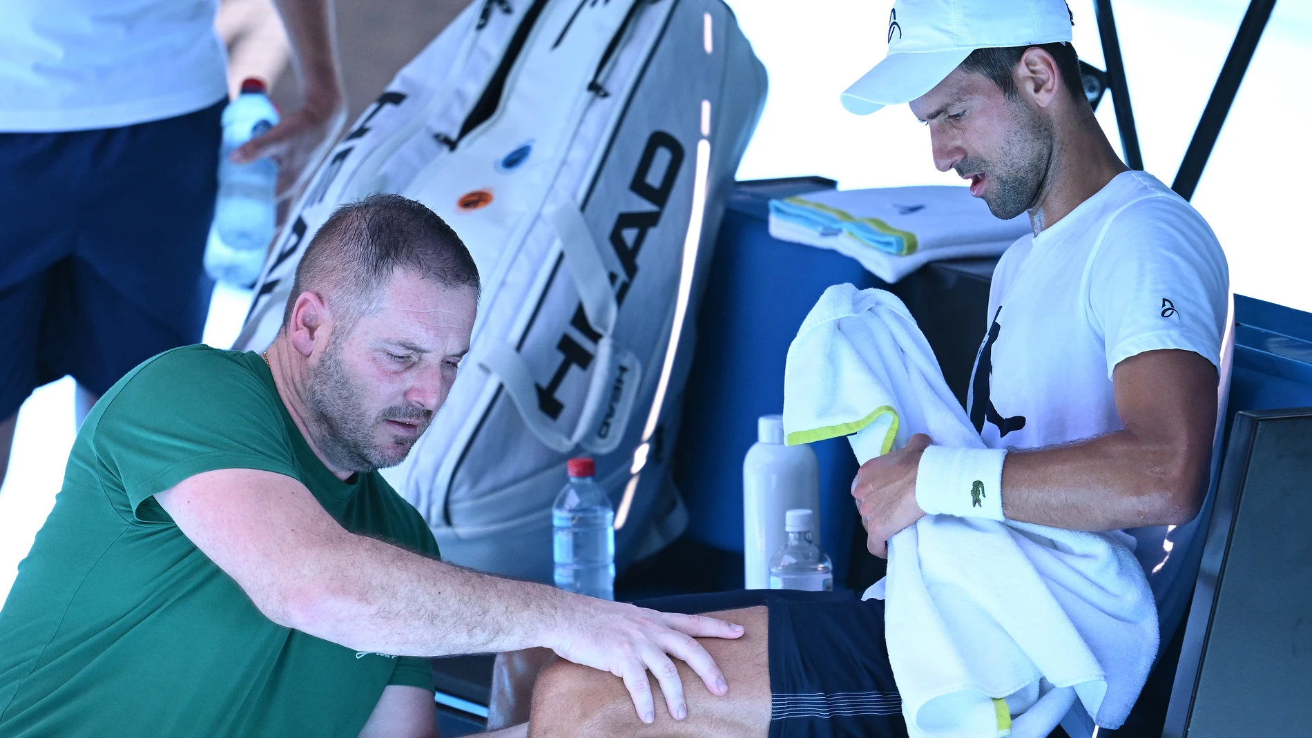 Novak Djokovic es tratado por el fisio en su primer entrenamiento en Melbourne antes del Open de Australia