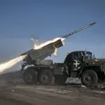 Un lanzacohetes múltiple Grad del Ejército ucraniano dispara cohetes contra posiciones rusas en la línea del frente cerca de Soledar, región de Donetsk