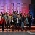El director general de À Punt, Alfred Costa, y presentadores y presentadoras de la televisión pública valenciana en el acto en el que han dado a conocer la nueva programación de la cadena para la temporada 2023.