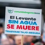 Una pancarta que reza "El Levante sin agua, se muere" en la manifestación por la defensa del trasvase Tajo Segura