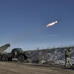 Soldados ucranianos lanzan cohetes Grad contra posiciones rusas en Donetsk