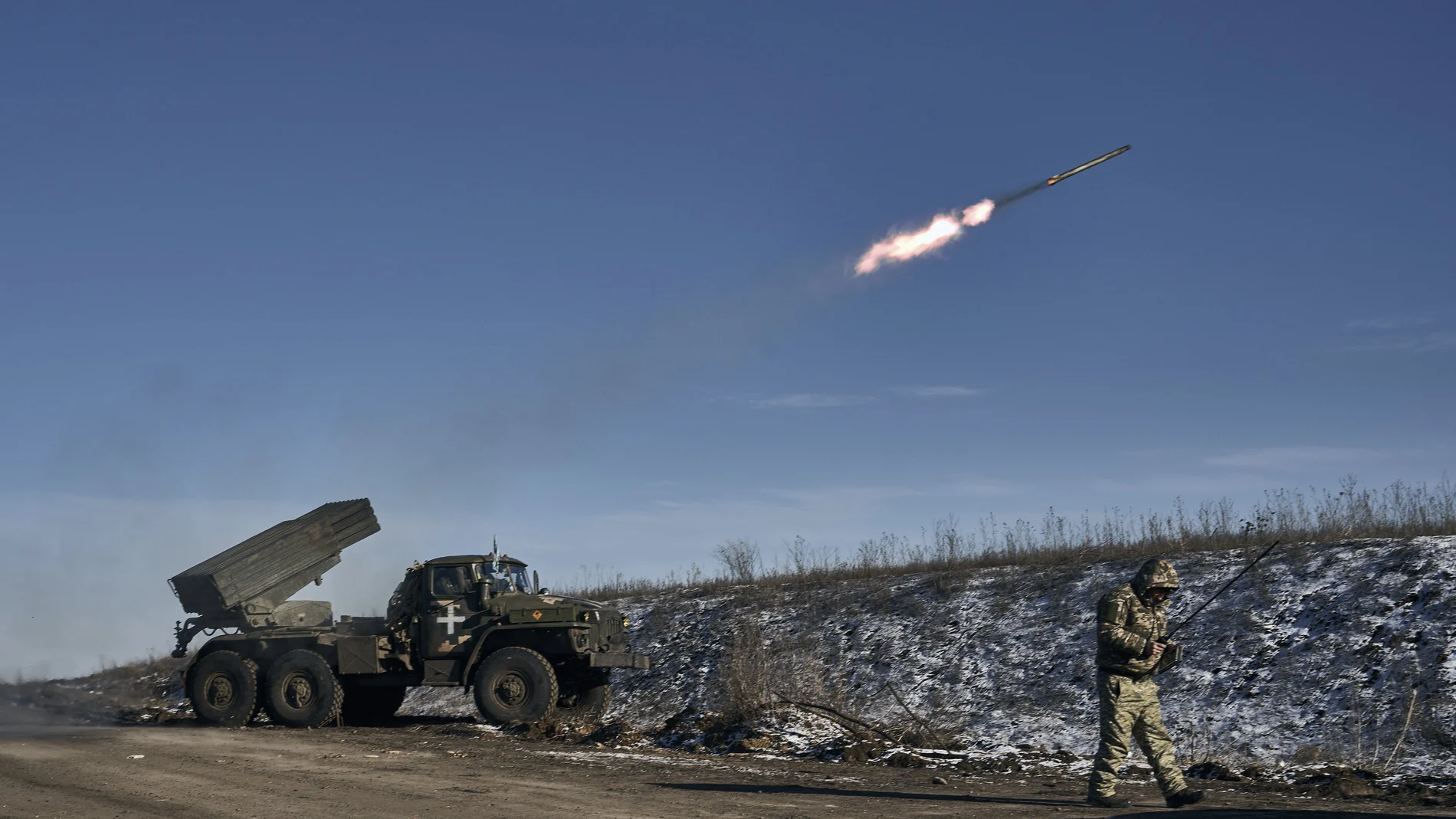 Soldados ucranianos lanzan cohetes Grad contra posiciones rusas en Donetsk
