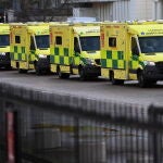 Ambulancias del NHS se alinean frente a los cuarteles de Wellington en Londres al inicio de su segunda huelga