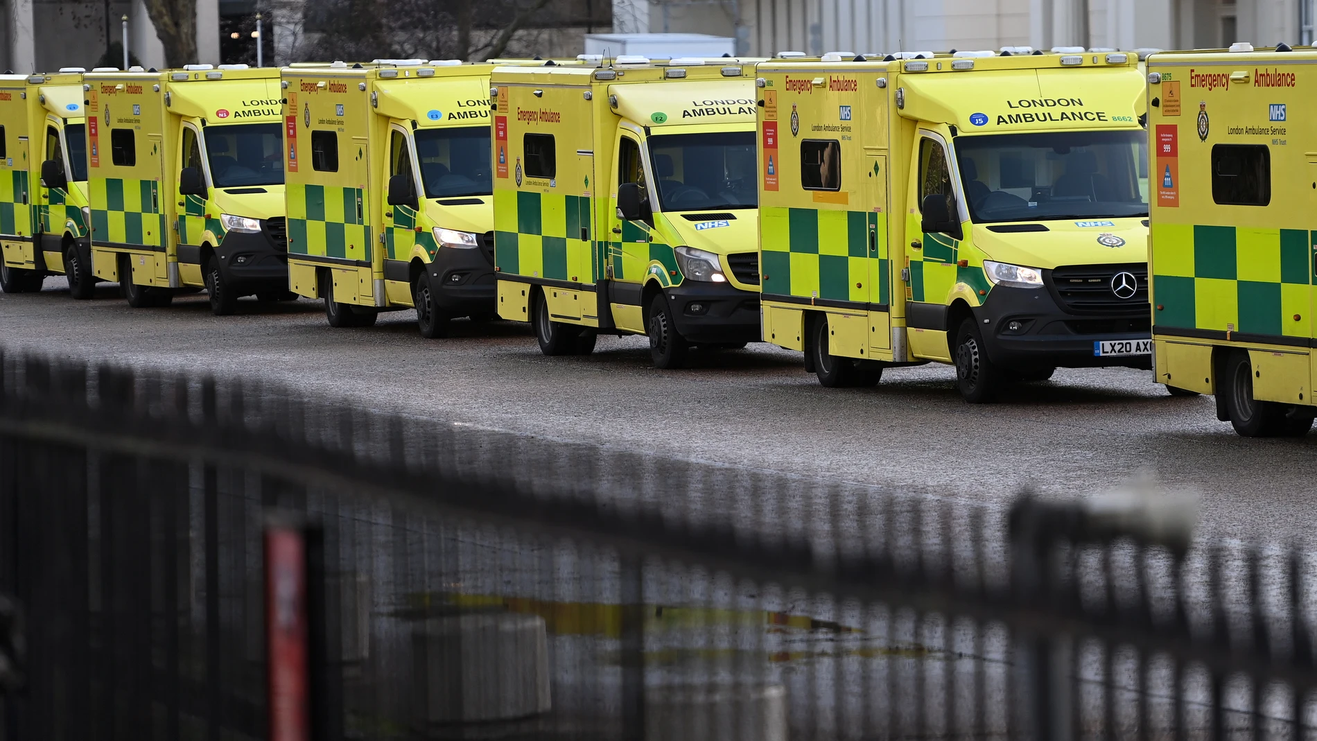 Ambulancias del NHS se alinean frente a los cuarteles de Wellington en Londres al inicio de su segunda huelga