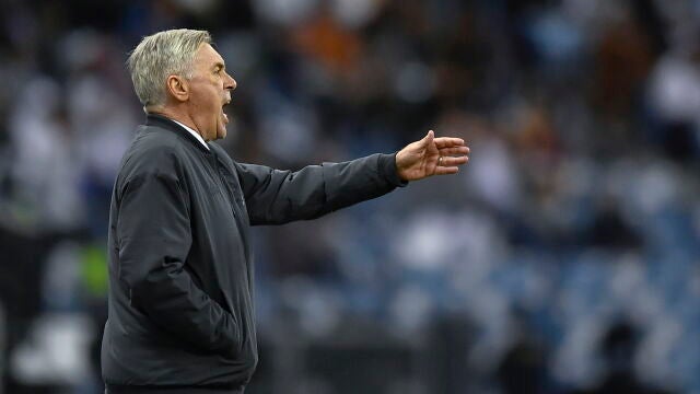 Ancelotti dando indicaciones