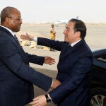 El ministro de Asuntos Exteriores, Unión Europea y Cooperación, José Manuel Albares (d), es recibido por su homólogo nigeriano, Hassoumi Massoudou, a su llegada al aeropuerto Internacional Diori Hamani-Niamey