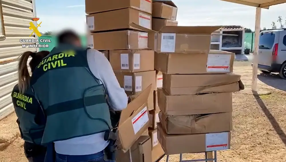La Guardia Civil supervisa los objetos recuperados